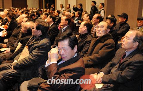 박정희 대통령은 독일파견 간호사, 광부들과 엉엉 울었다.